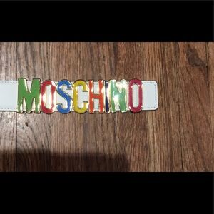 Moschino white leather belt size 1
Fits 31 to 35